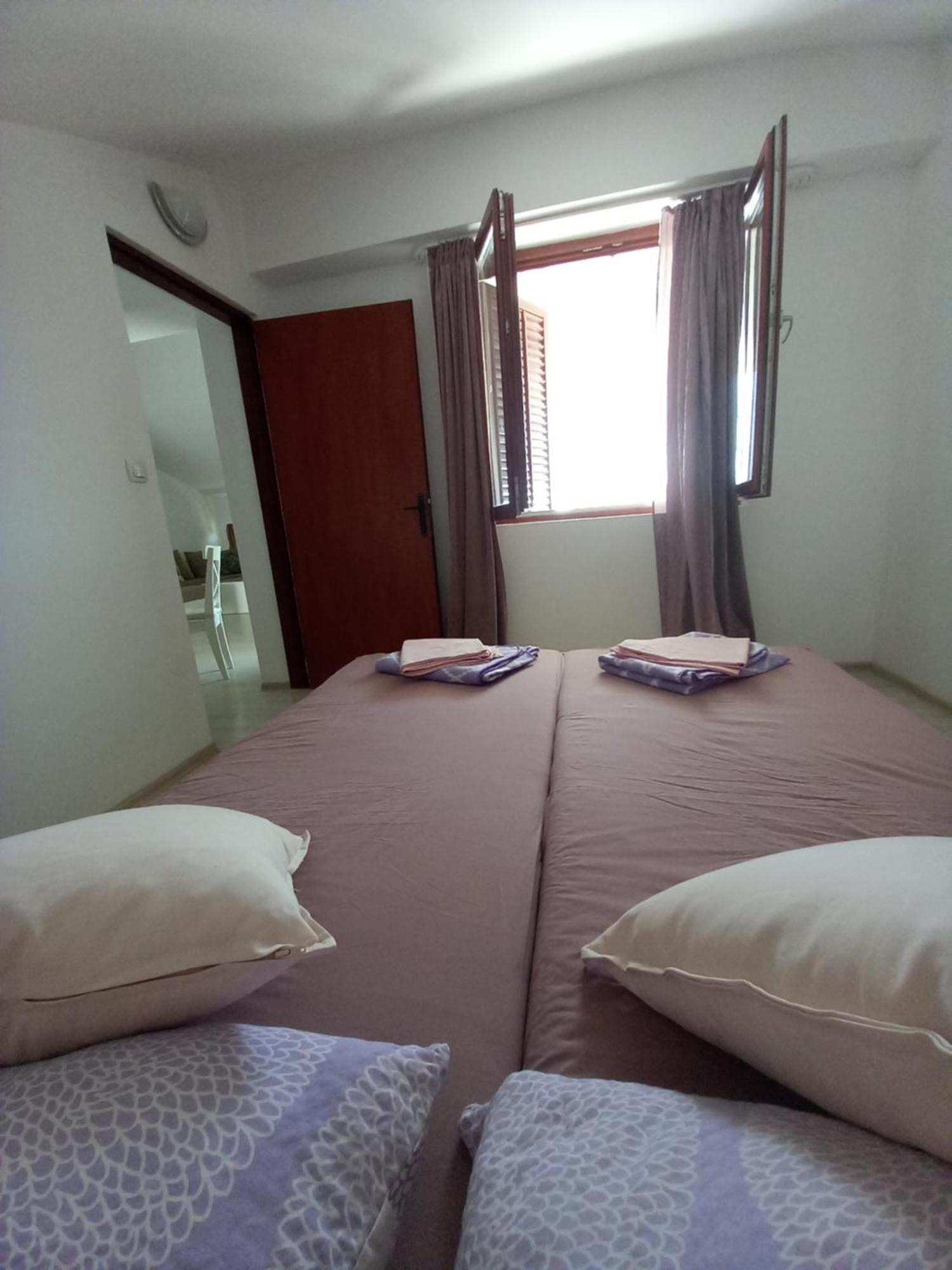 Apartmani Rab - Adrijana & Aleksandra Banjol Habitación foto